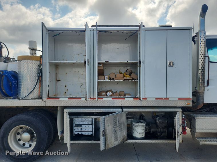 image for item LX9739 2004 Sterling L9500  fuel / lube truck