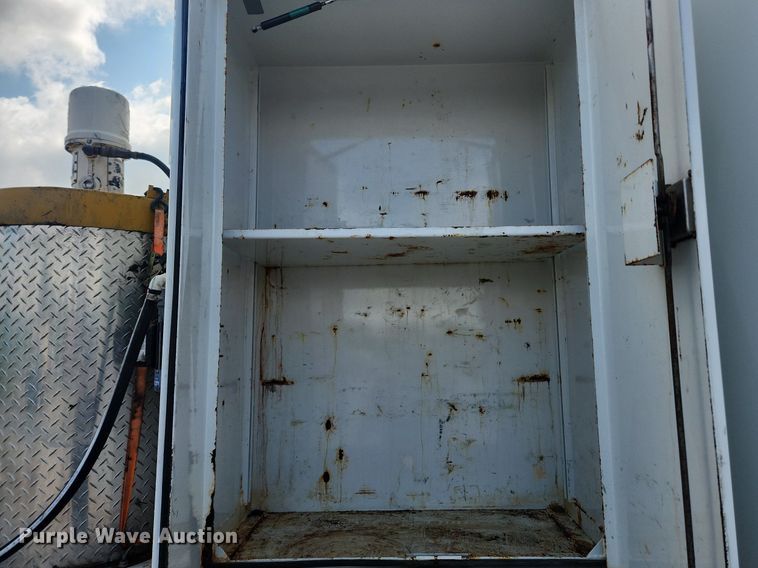 image for item LX9739 2004 Sterling L9500  fuel / lube truck