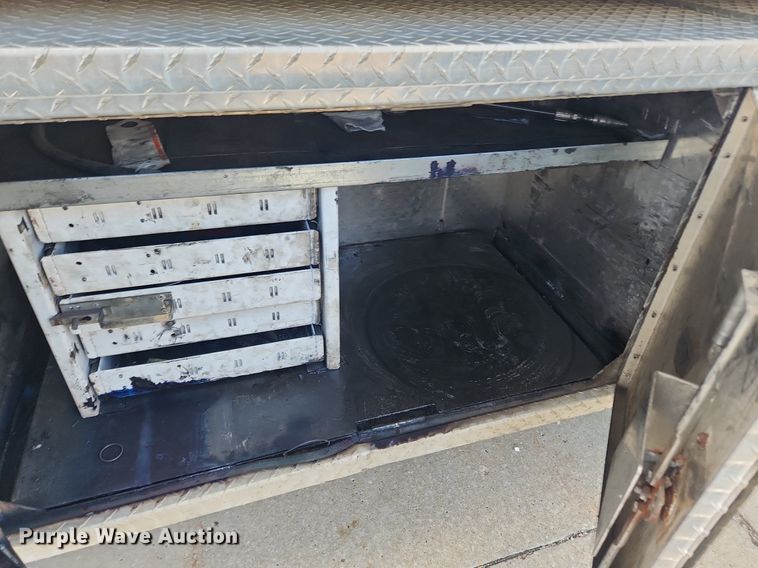 image for item LX9739 2004 Sterling L9500  fuel / lube truck