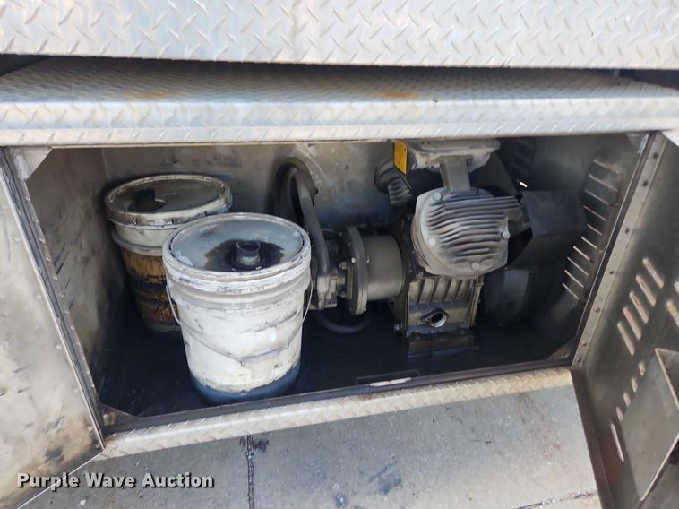 image for item LX9739 2004 Sterling L9500  fuel / lube truck