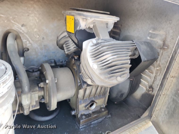 image for item LX9739 2004 Sterling L9500  fuel / lube truck