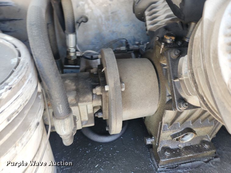 image for item LX9739 2004 Sterling L9500  fuel / lube truck