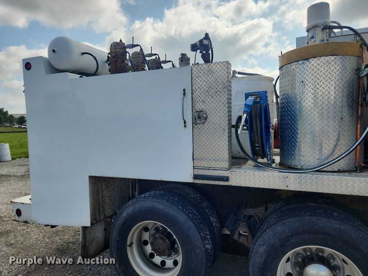 image for item LX9739 2004 Sterling L9500  fuel / lube truck