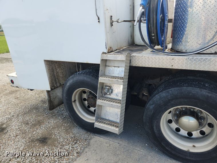 image for item LX9739 2004 Sterling L9500  fuel / lube truck