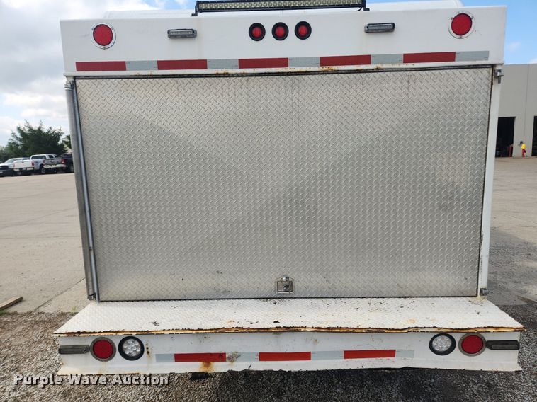 image for item LX9739 2004 Sterling L9500  fuel / lube truck