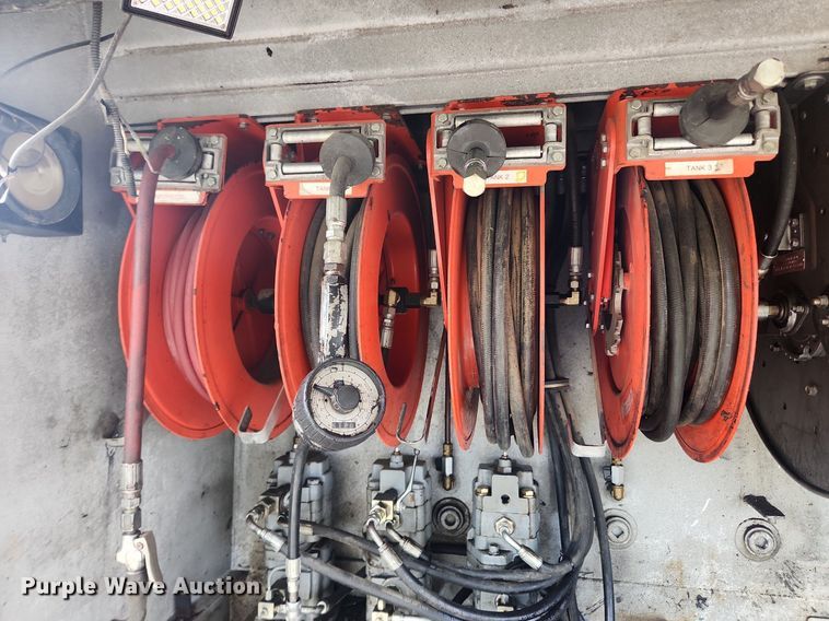 image for item LX9739 2004 Sterling L9500  fuel / lube truck