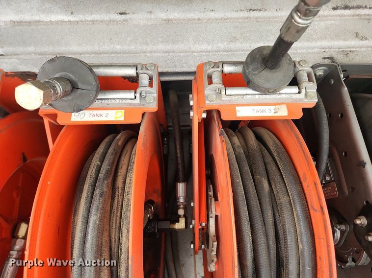 image for item LX9739 2004 Sterling L9500  fuel / lube truck