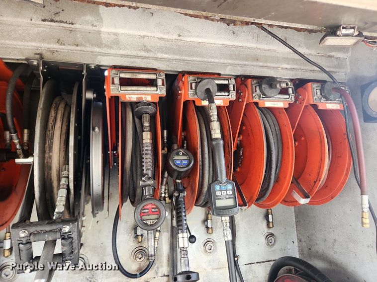 image for item LX9739 2004 Sterling L9500  fuel / lube truck