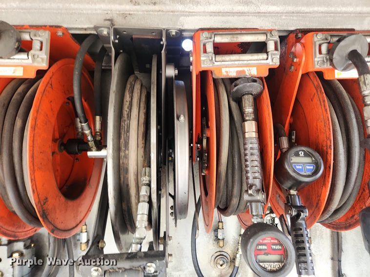 image for item LX9739 2004 Sterling L9500  fuel / lube truck