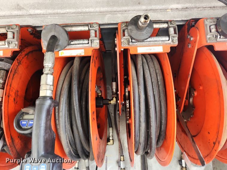 image for item LX9739 2004 Sterling L9500  fuel / lube truck