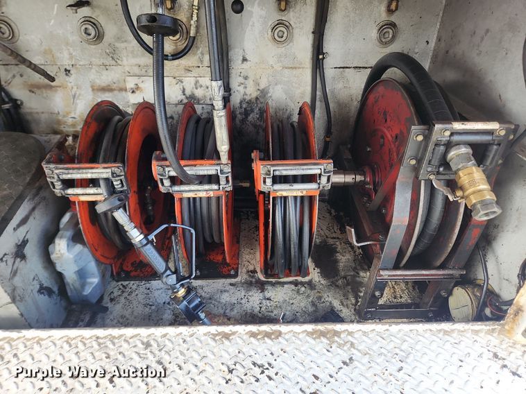 image for item LX9739 2004 Sterling L9500  fuel / lube truck