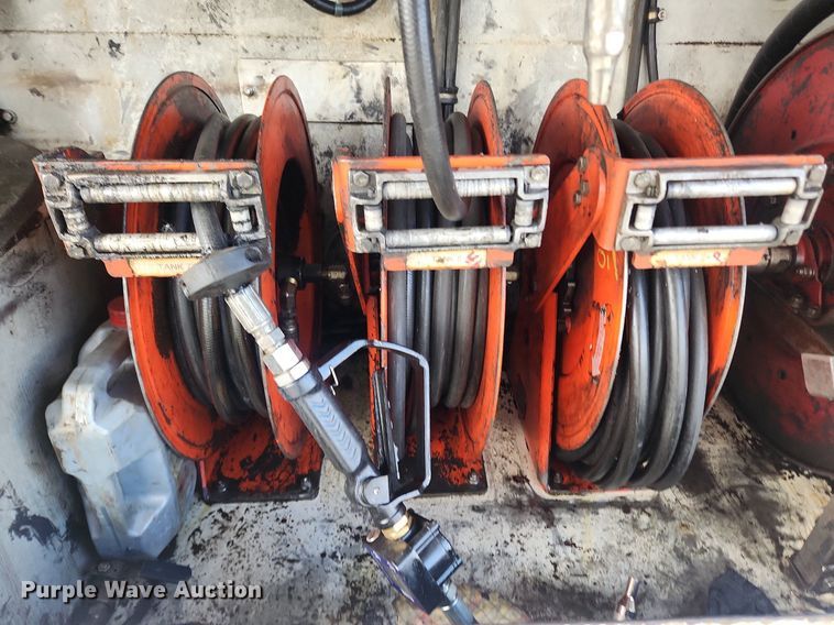 image for item LX9739 2004 Sterling L9500  fuel / lube truck