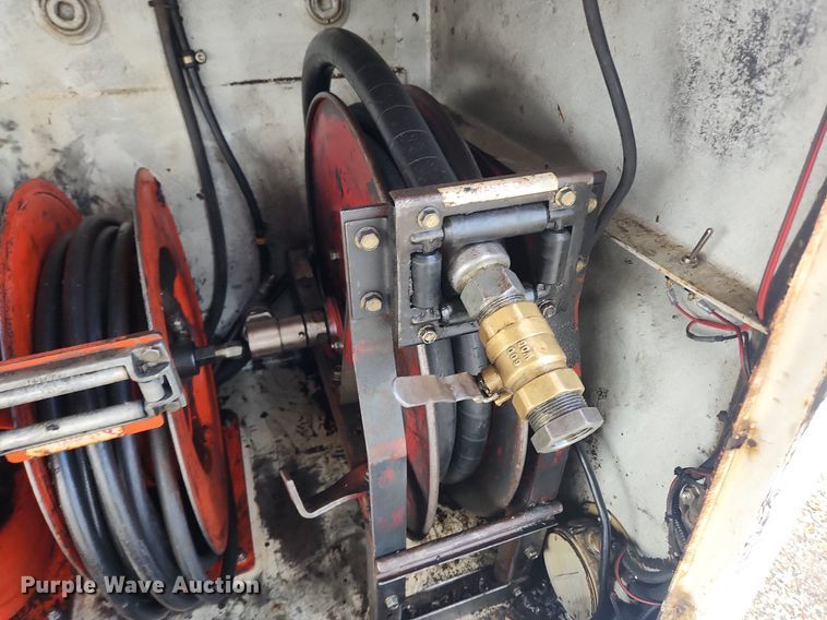 image for item LX9739 2004 Sterling L9500  fuel / lube truck