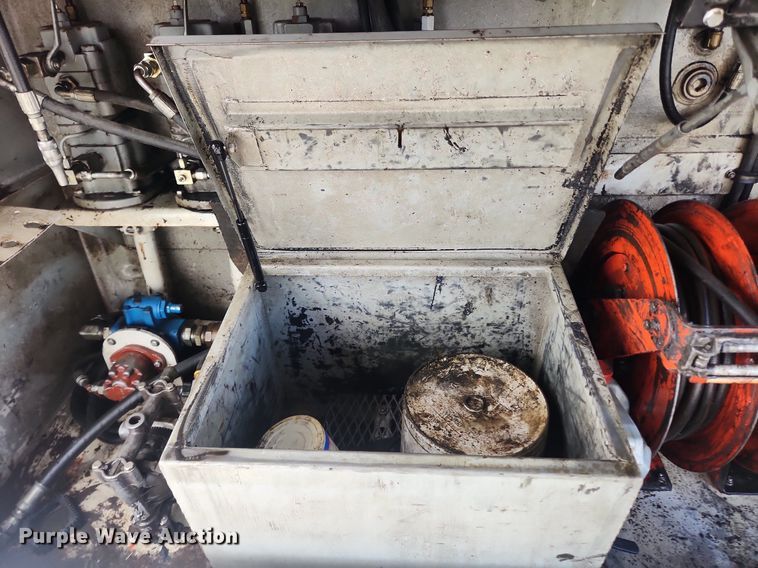 image for item LX9739 2004 Sterling L9500  fuel / lube truck