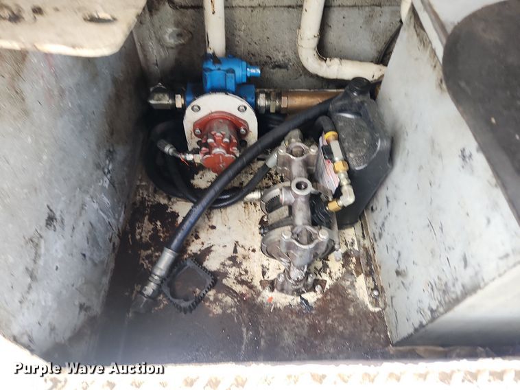 image for item LX9739 2004 Sterling L9500  fuel / lube truck