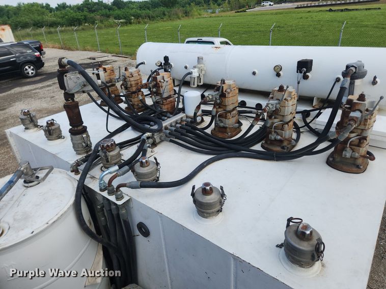 image for item LX9739 2004 Sterling L9500  fuel / lube truck