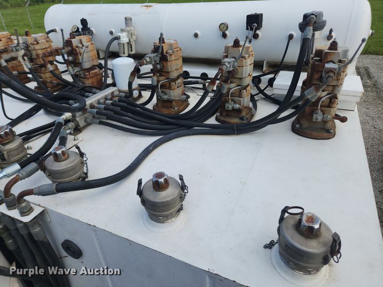 image for item LX9739 2004 Sterling L9500  fuel / lube truck