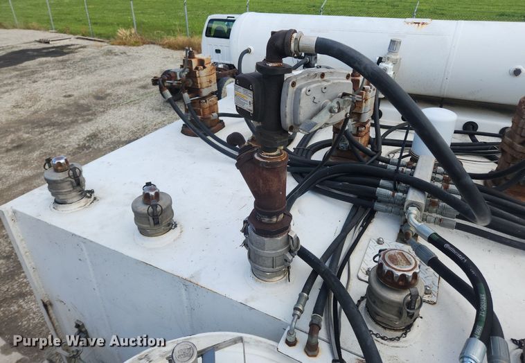 image for item LX9739 2004 Sterling L9500  fuel / lube truck