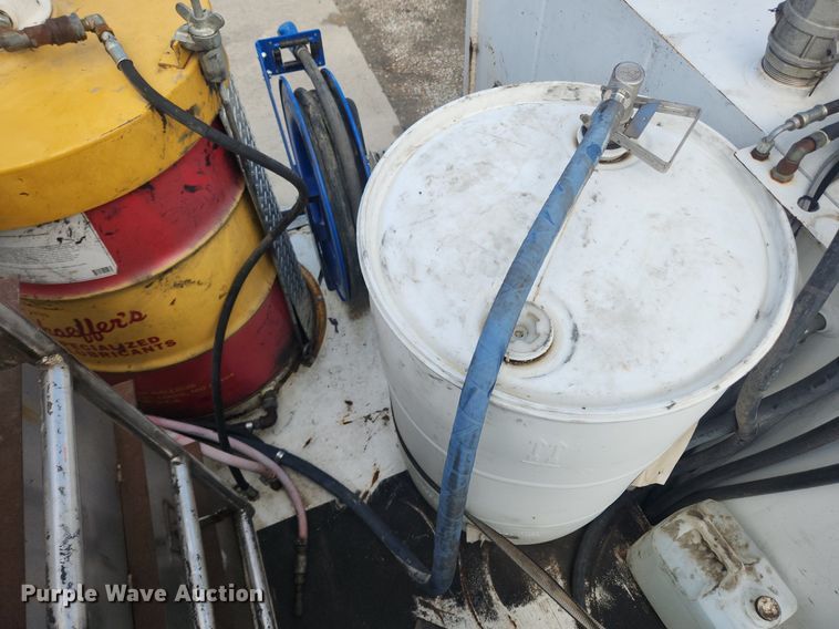 image for item LX9739 2004 Sterling L9500  fuel / lube truck