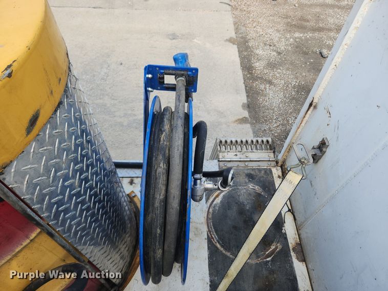 image for item LX9739 2004 Sterling L9500  fuel / lube truck