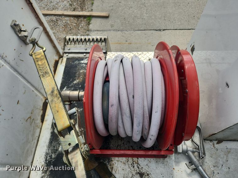 image for item LX9739 2004 Sterling L9500  fuel / lube truck