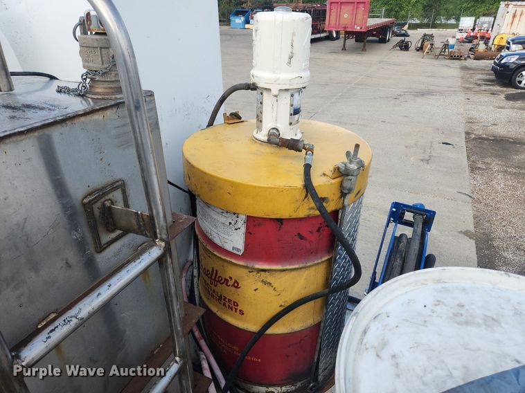 image for item LX9739 2004 Sterling L9500  fuel / lube truck