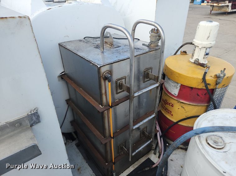 image for item LX9739 2004 Sterling L9500  fuel / lube truck