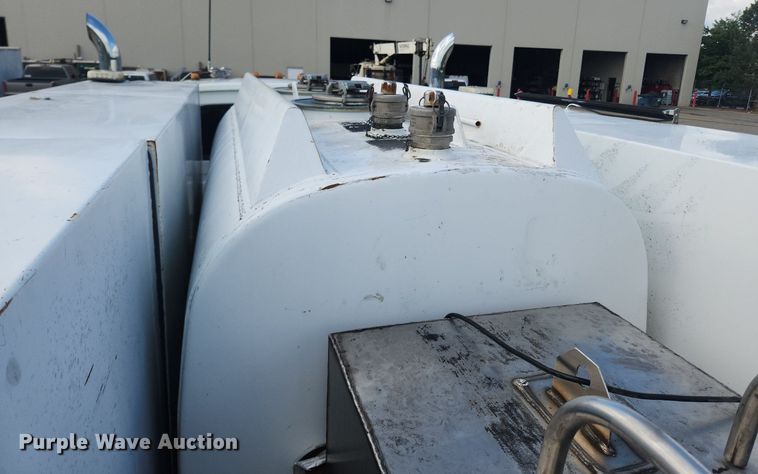 image for item LX9739 2004 Sterling L9500  fuel / lube truck