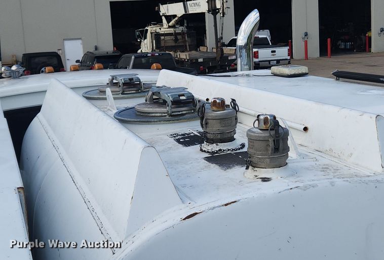 image for item LX9739 2004 Sterling L9500  fuel / lube truck