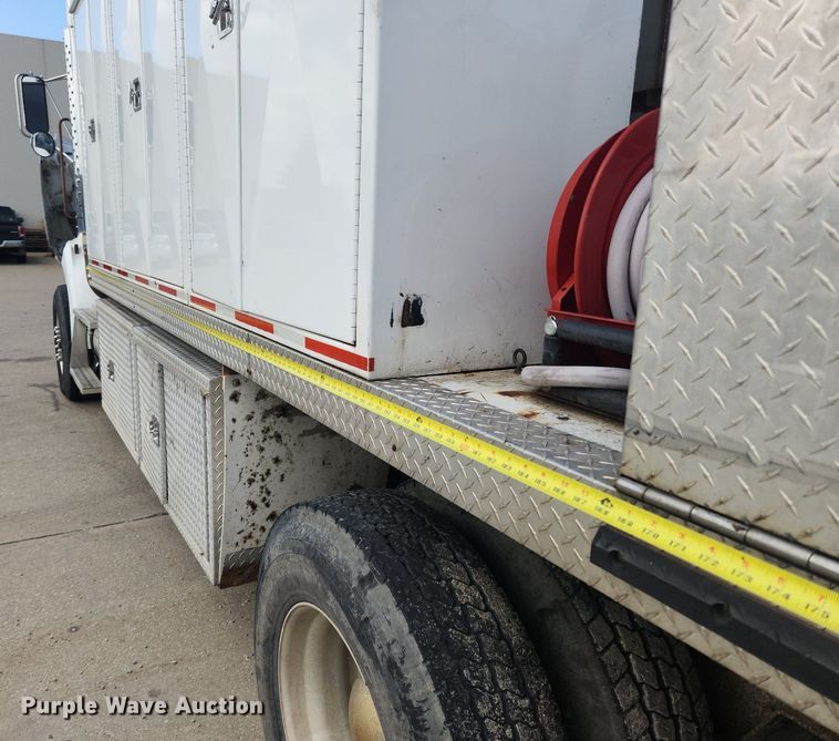 image for item LX9739 2004 Sterling L9500  fuel / lube truck