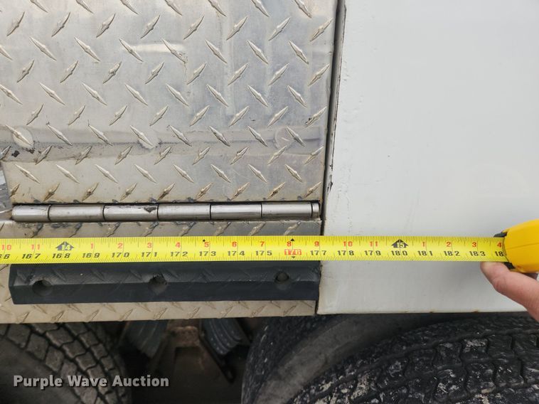 image for item LX9739 2004 Sterling L9500  fuel / lube truck