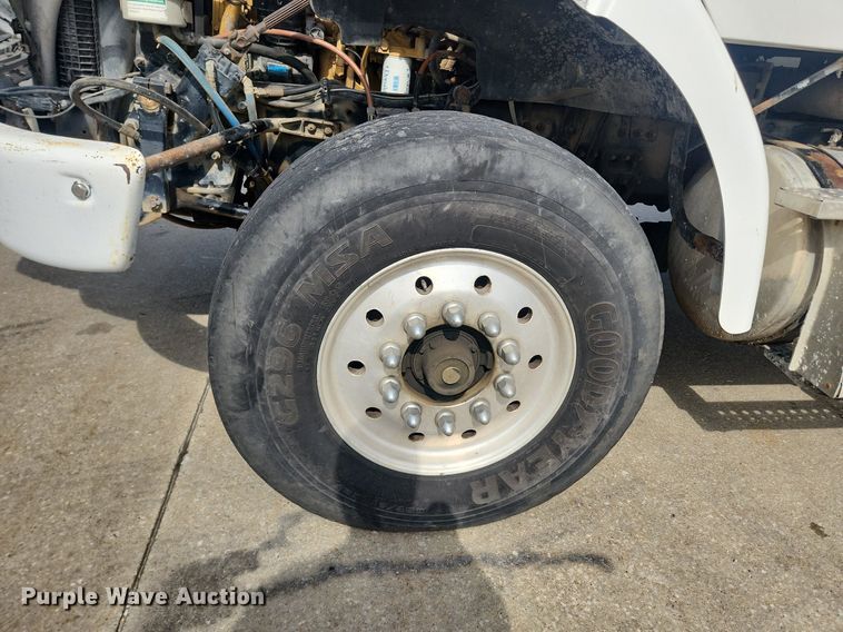 image for item LX9739 2004 Sterling L9500  fuel / lube truck