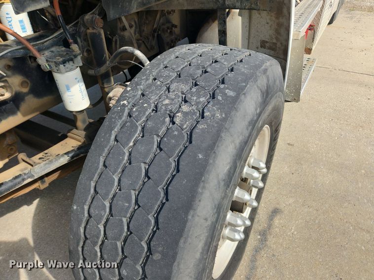 image for item LX9739 2004 Sterling L9500  fuel / lube truck