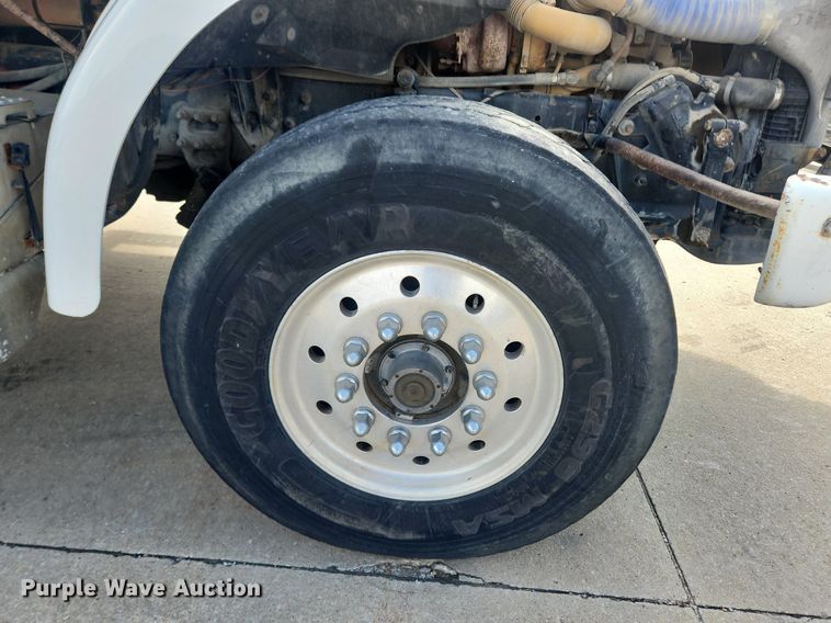 image for item LX9739 2004 Sterling L9500  fuel / lube truck