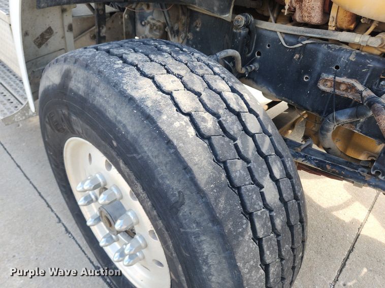 image for item LX9739 2004 Sterling L9500  fuel / lube truck