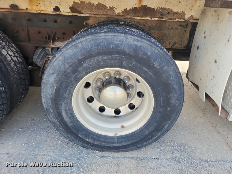 image for item LX9739 2004 Sterling L9500  fuel / lube truck