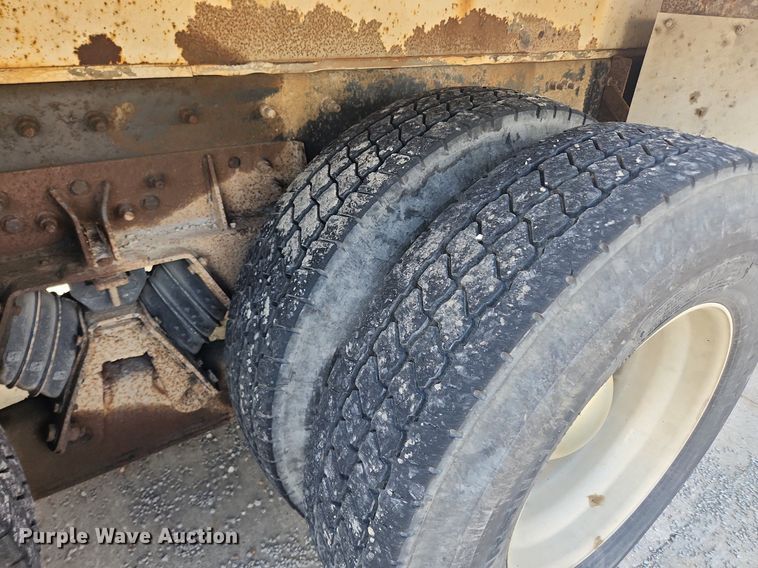 image for item LX9739 2004 Sterling L9500  fuel / lube truck