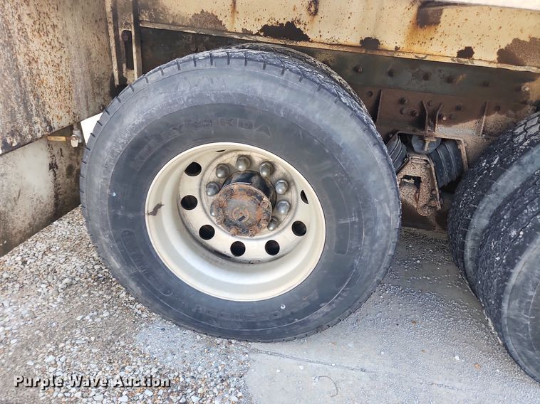 image for item LX9739 2004 Sterling L9500  fuel / lube truck