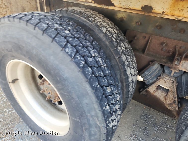 image for item LX9739 2004 Sterling L9500  fuel / lube truck