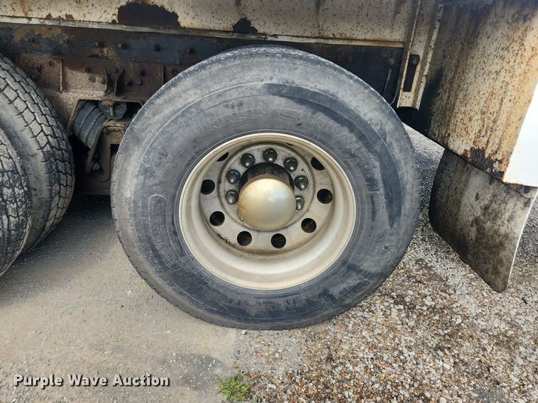 image for item LX9739 2004 Sterling L9500  fuel / lube truck