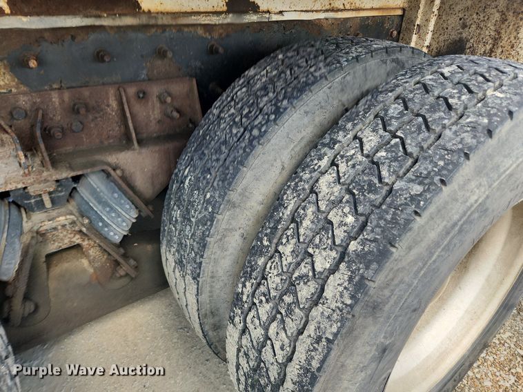 image for item LX9739 2004 Sterling L9500  fuel / lube truck