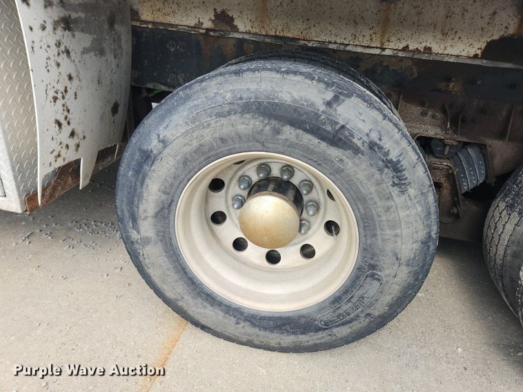 image for item LX9739 2004 Sterling L9500  fuel / lube truck