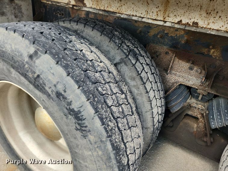 image for item LX9739 2004 Sterling L9500  fuel / lube truck