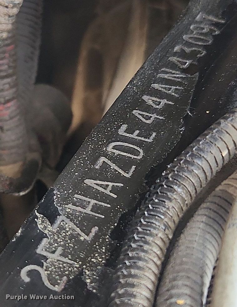 image for item LX9739 2004 Sterling L9500  fuel / lube truck