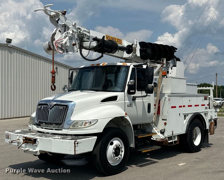 image for item MB9537 2006 International 4400  digger derrick truck