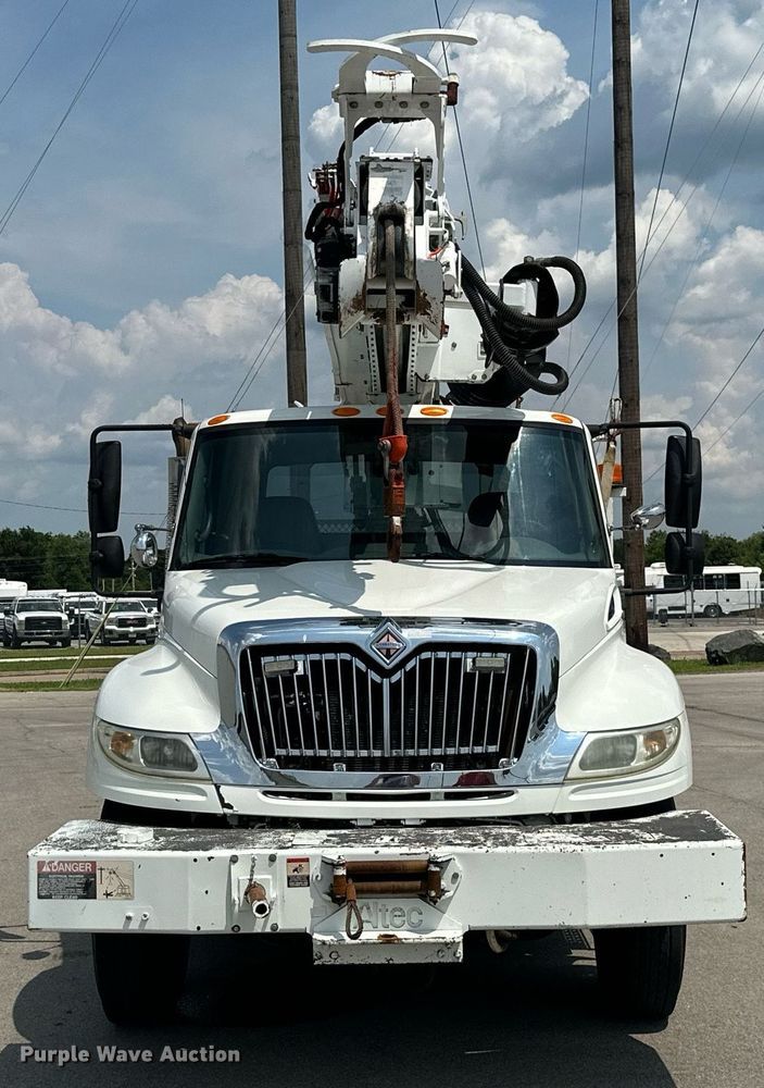 image for item MB9537 2006 International 4400  digger derrick truck