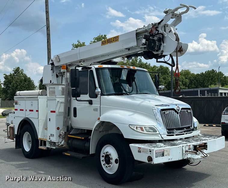 image for item MB9537 2006 International 4400  digger derrick truck