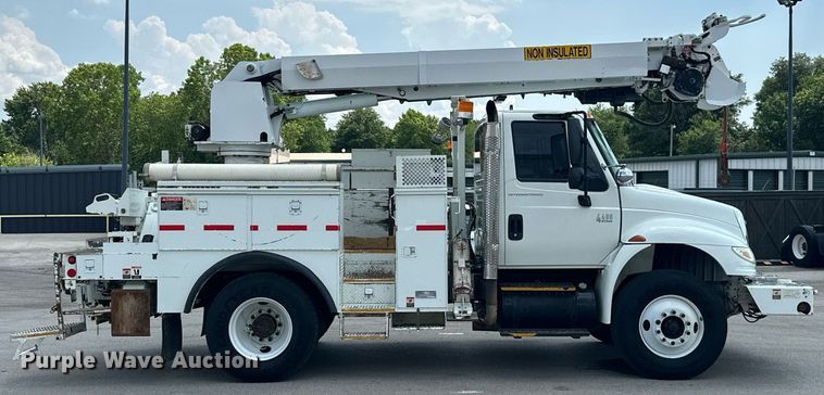 image for item MB9537 2006 International 4400  digger derrick truck