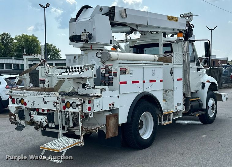 image for item MB9537 2006 International 4400  digger derrick truck