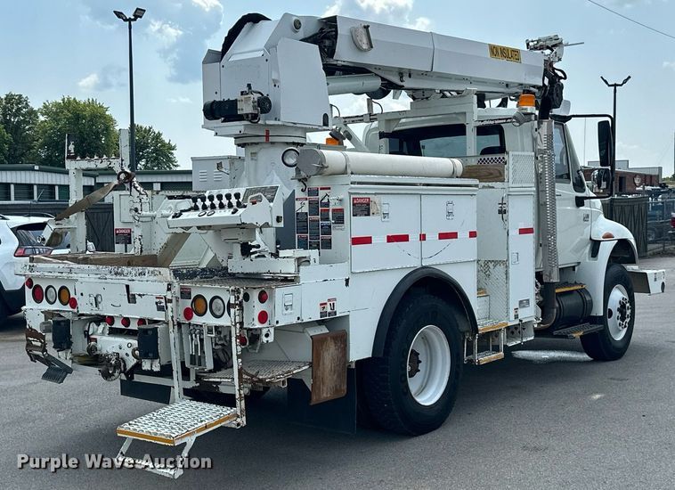 image for item MB9537 2006 International 4400  digger derrick truck